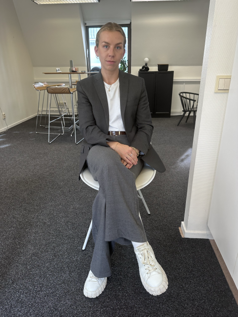 Porträttfoto av Isabelle Gunnarsson, en erfaren jurist vid vår juristbyrå i Malmö. Isabelle har specialiserat sig inom familjerätt och har gedigen erfarenhet av att hantera komplexa juridiska ärenden.