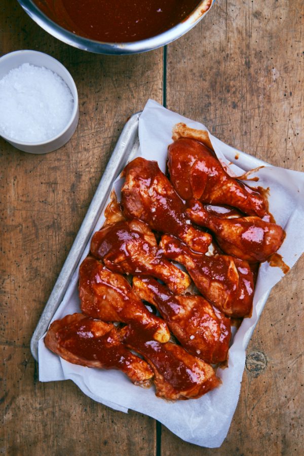 Kyllingelår i cola-barbecuesauce - Thomas Alcayaga aka Madet Mere Kyllingelår i cola-barbecuesauce - Thomas Alcayaga aka Madet Mere