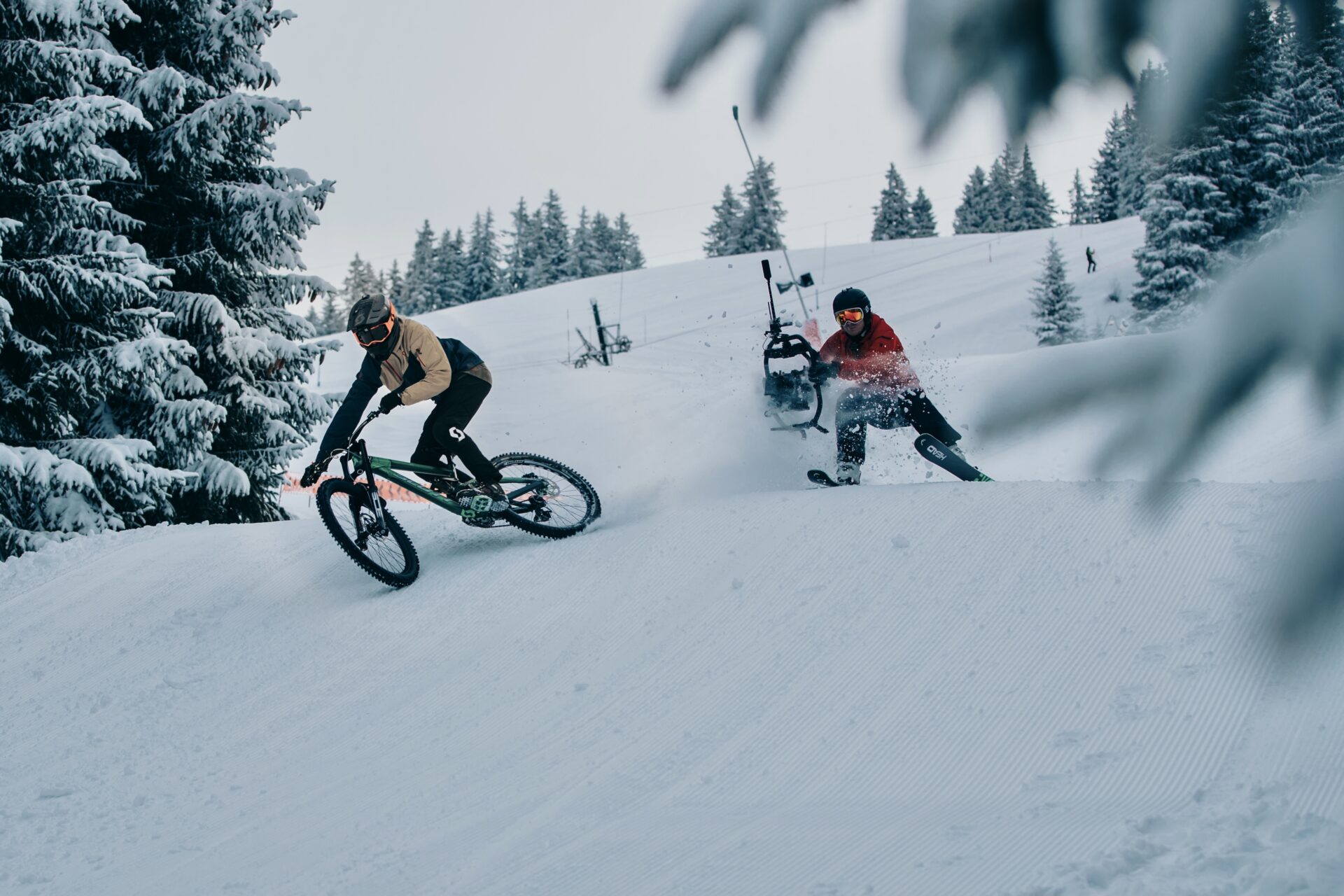 Alexander Ryden skiing with red camera Photo Julain Mittelstäd