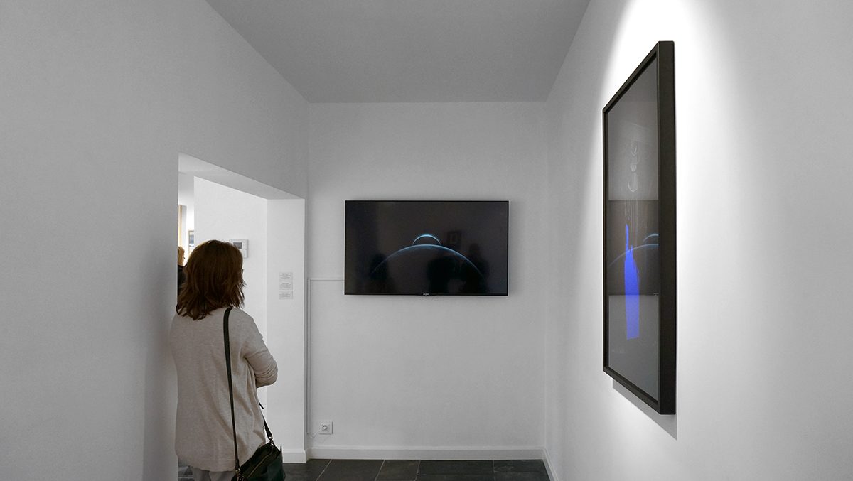 'Inertia' (on flatscreen) and 'Curtain', 'Impact van het hoogst onwaarschijnlijke', Black Swan Gallery, Brugge. Curated by Els Wuyts. 2018. Alexandra Crouwers.