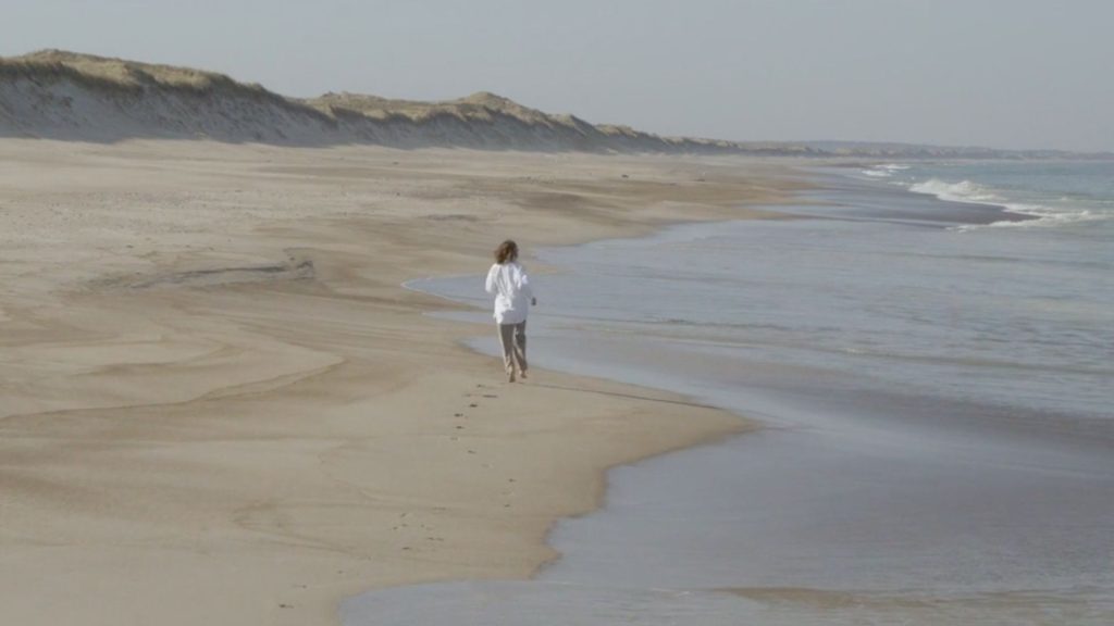 Drone kvinde på strand, fashion