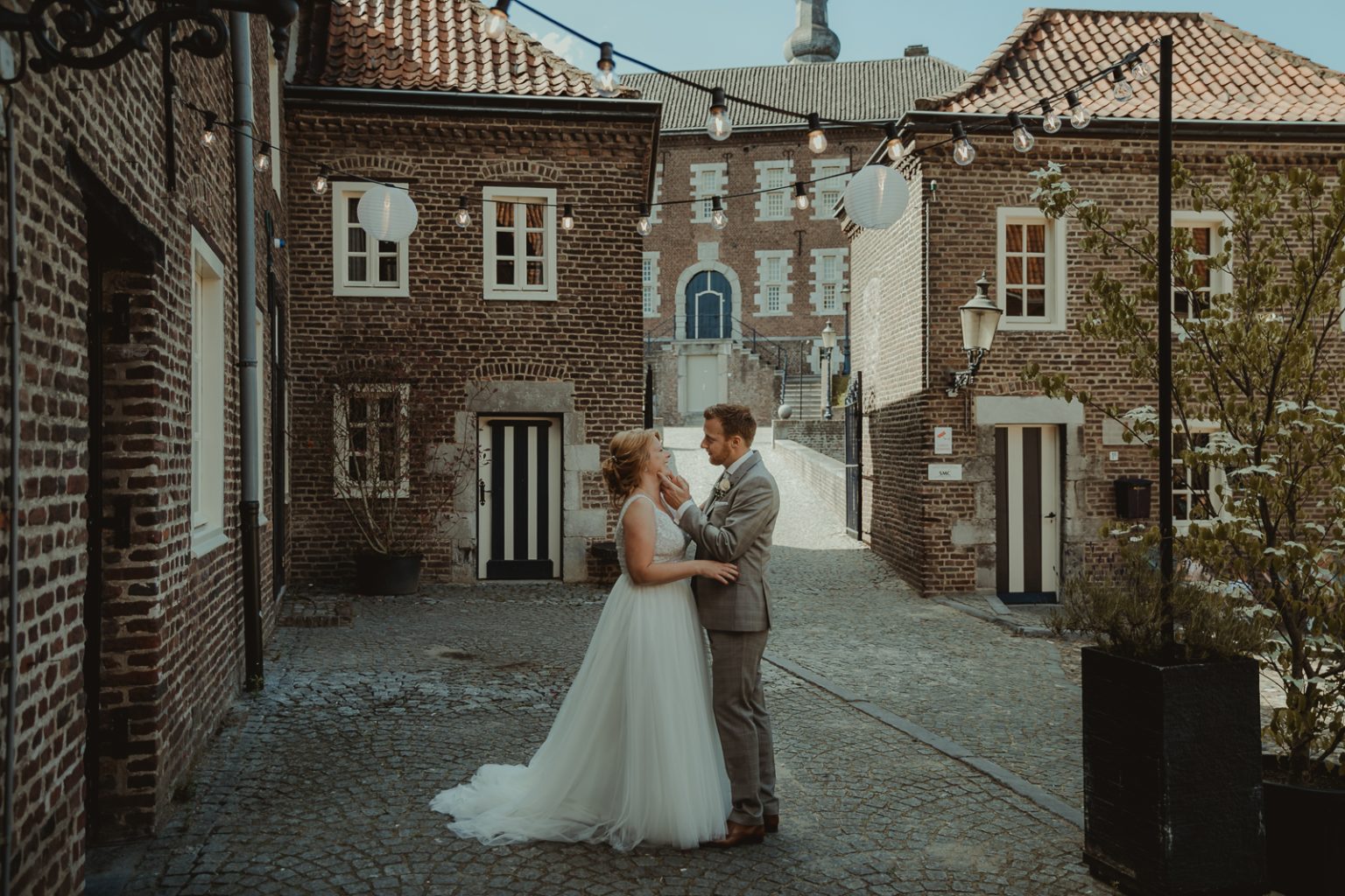 Een koppel op hun trouwdag in Nederland door Alicia Post