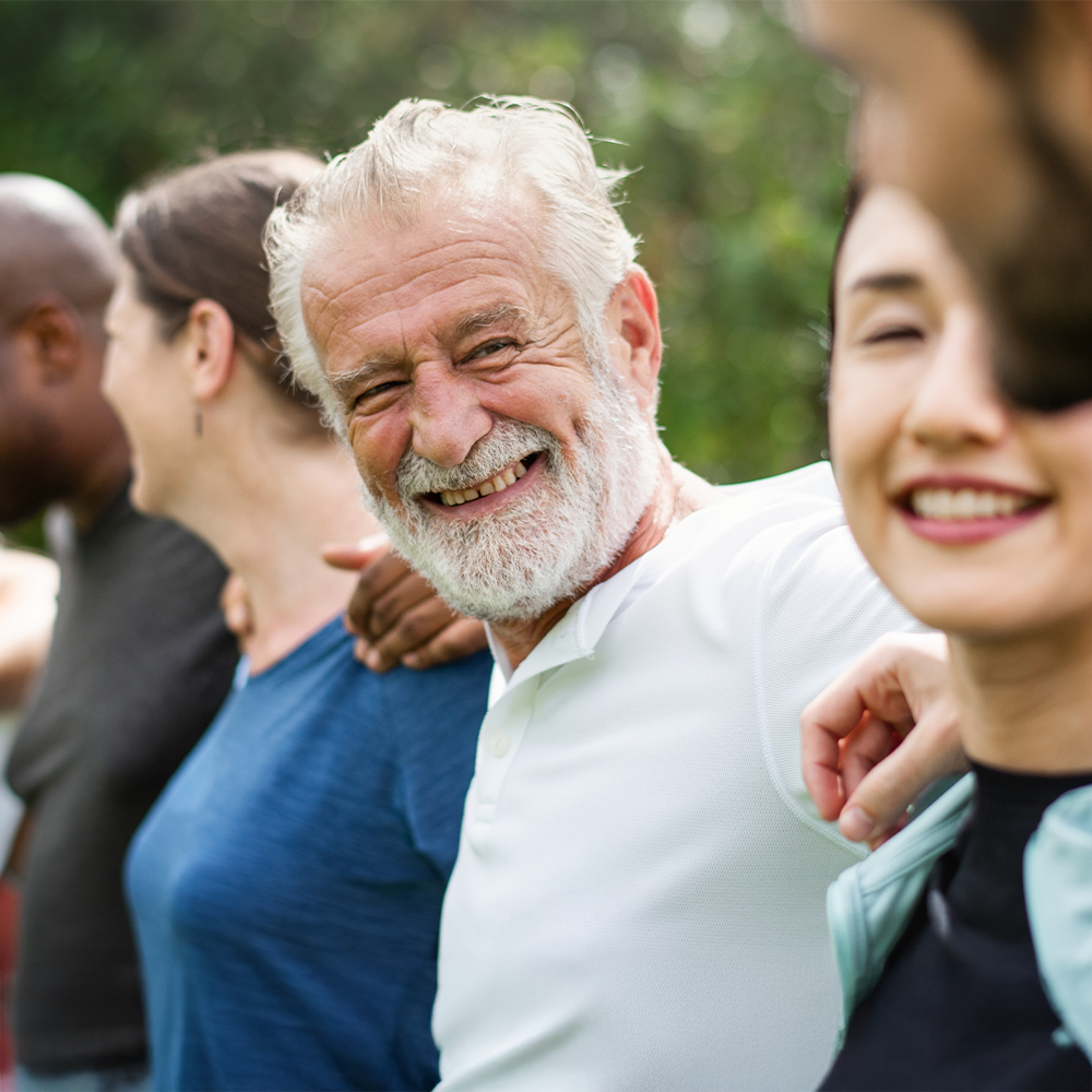 en gruppe af gamle og unge mennesker<br />
