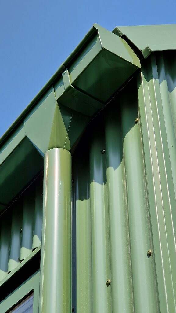 tillbyggnad i grön sinusplåt