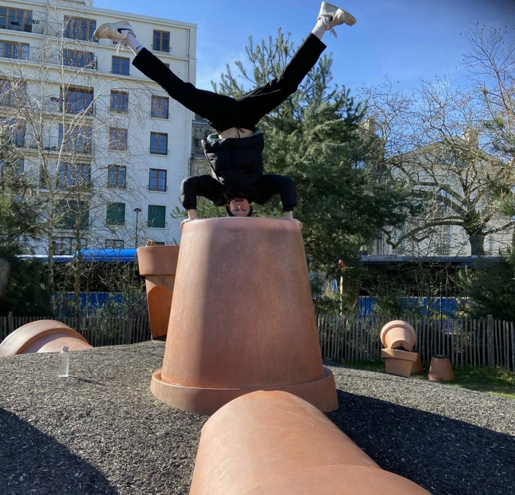 Jag stående på huvudet i en park i Nantes