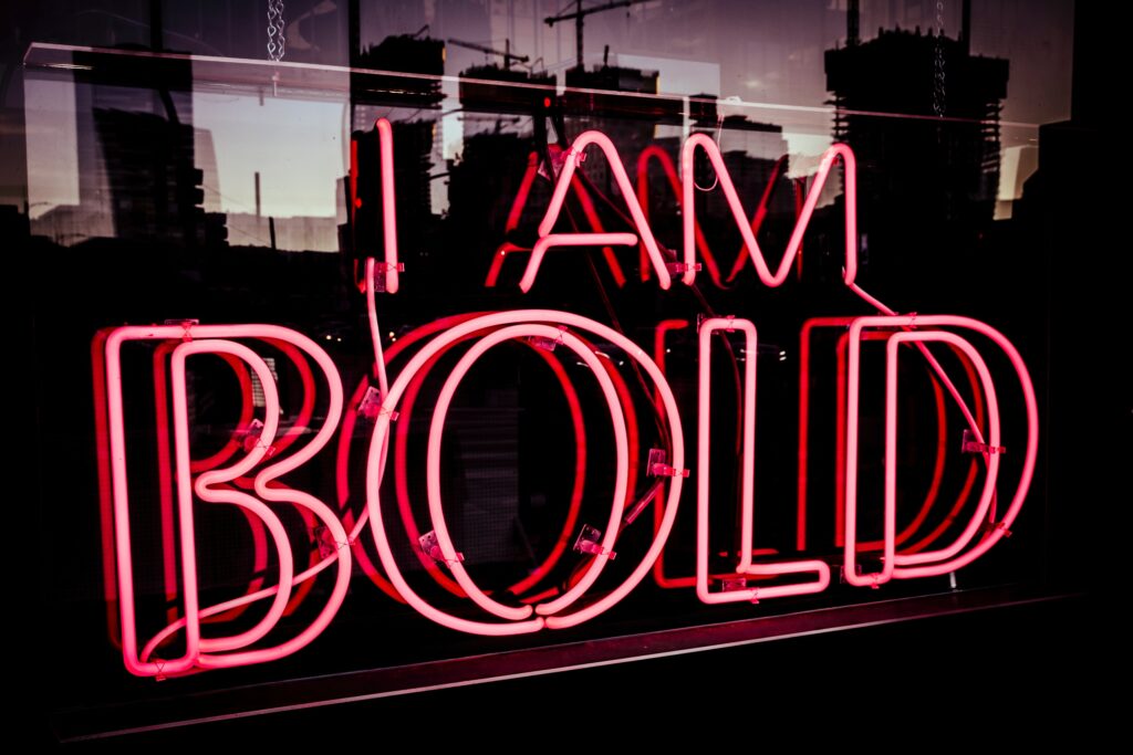 Neonskylt med texten "I am bold"