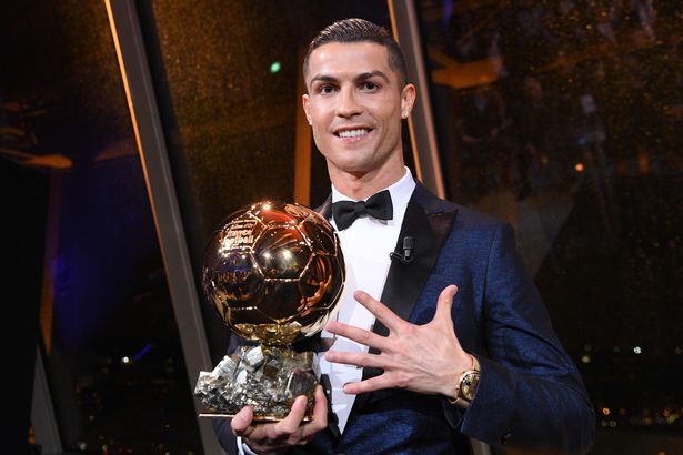 Cristano Ronaldo med sin femte Ballon D'Or