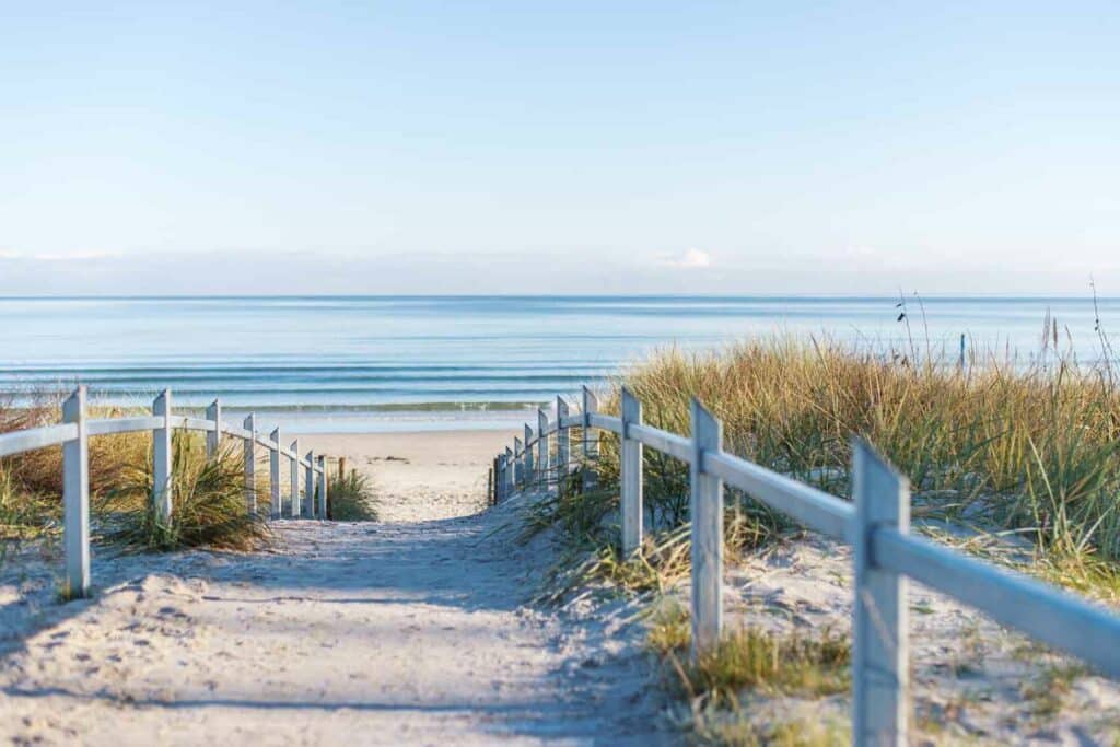 Weg durch die Dünen zum Meer