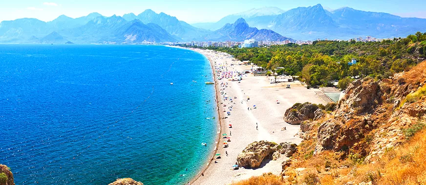 Strand van Antalya in Turkije
