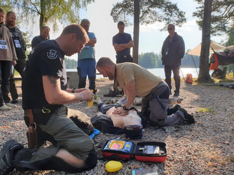 Torbjörn och Erik demonstrerar HLR med hjärtstartare