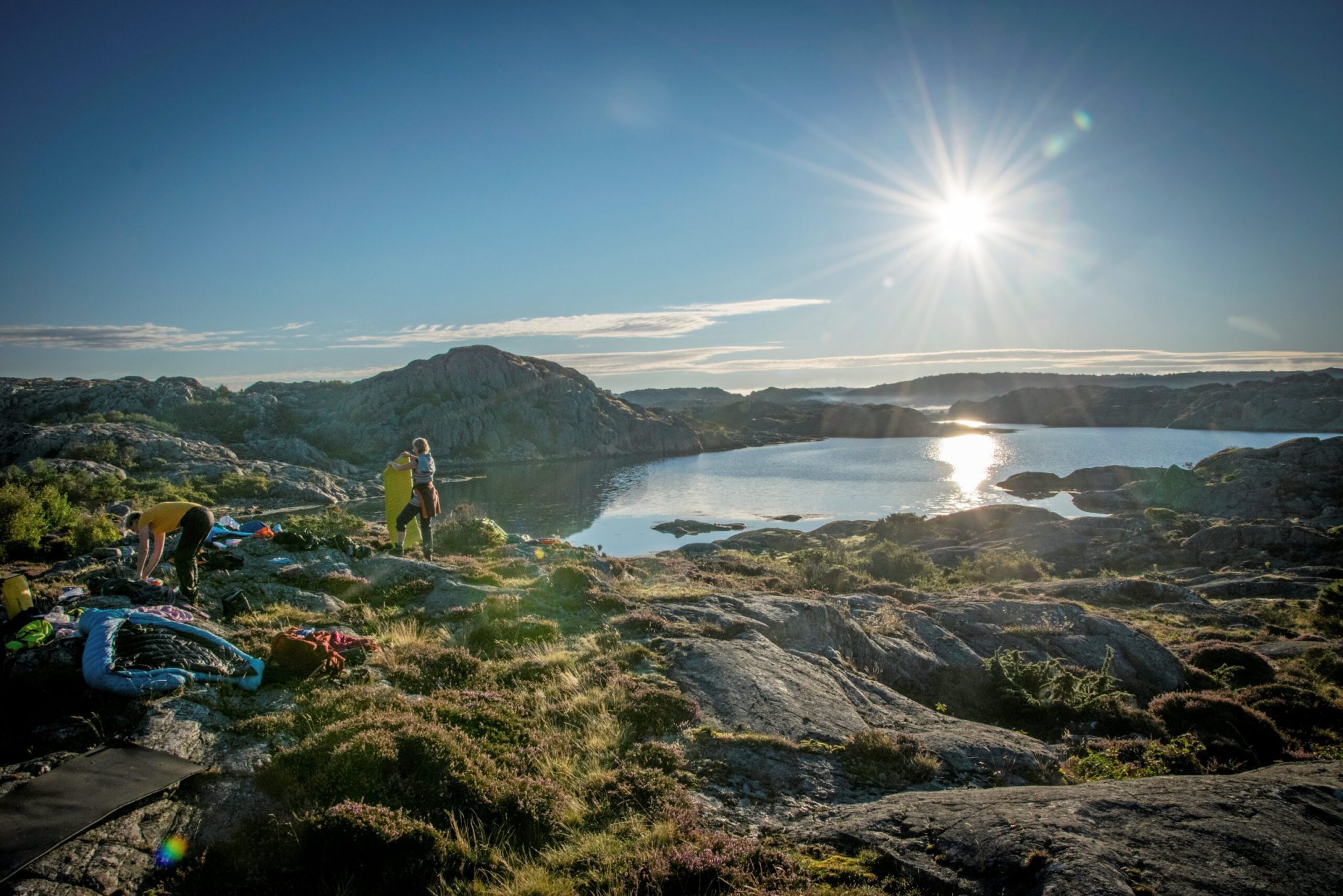 Personer som pillarmed någon klippor hav och solen