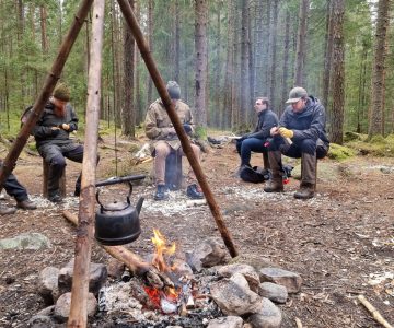 Täljning i grupp runt elden