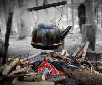 Kaffekittel över öppen eld