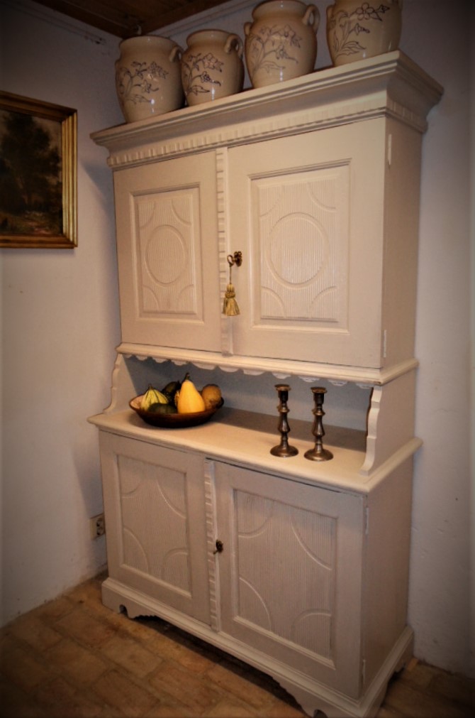 Gustavianskt högskåp 1800-tal