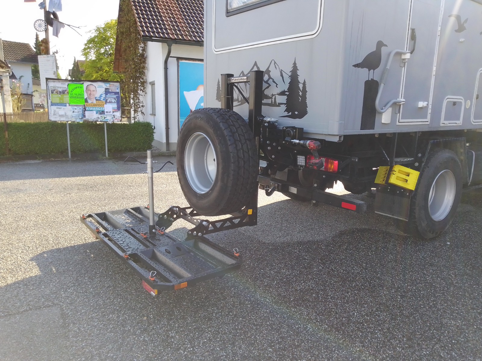 IVECO 75-16 mit einen Seilhubwerk versehenen Trägersystem das für ein mittelschweres Motorrad, oder  zwei E-Bikes von a. ca. 45 Kg ausgelegt ist. Zugleich dient das Hubsystem auch als Reserveradträger.