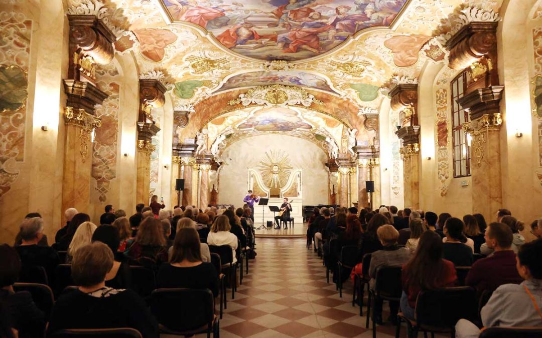 The romanticism and virtuosity of Paganini’s music, the mood of Chopin’s night along with the exuberance of de Falla, Granados and Piazzolla moved the audience at the packed Oratorium Marianum in Wroclaw.