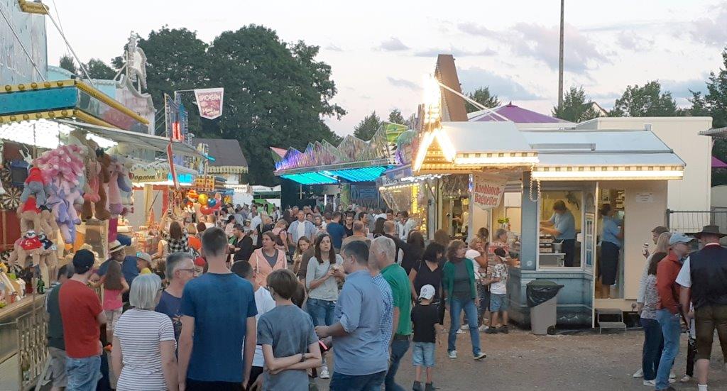 Blick auf einen Teil des gut besuchten Festplatzes an der Schweinfurter Straße.