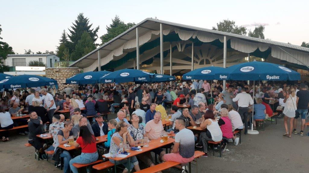 Wenn das Festzelt zu klein ist – wird ganz einfach der Biergarten erweitert.