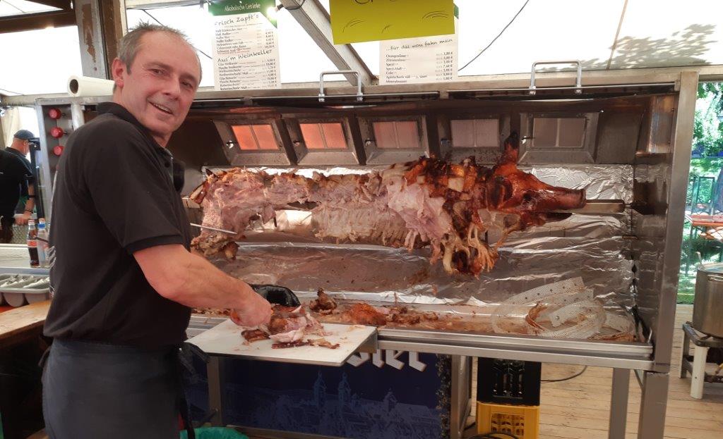 Nach der Kirche gab es frisches Spanferkel vom Grill. Ausverkauft nach einer Stunde.