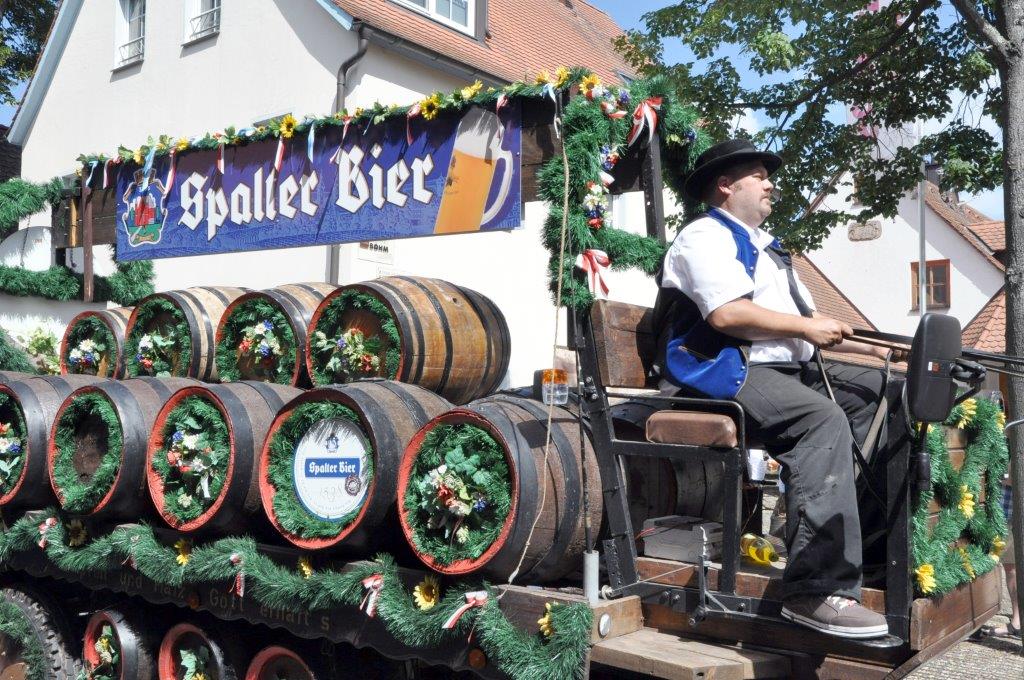 Premiere für die Stadtbrauerei Spalt am Kärwa-Zug.