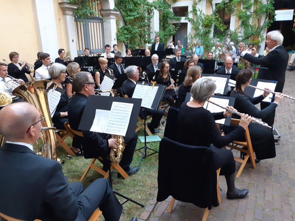 Die Stadtkapelle Erlangen spielte u. a. der Fledermaus-Ouvertüre von Johann Strauß, bekannte Filmmusik mit Indiana-Jones-Melodien sowie als Zugabe den Radetzky-Marsch zum mitklatschen.