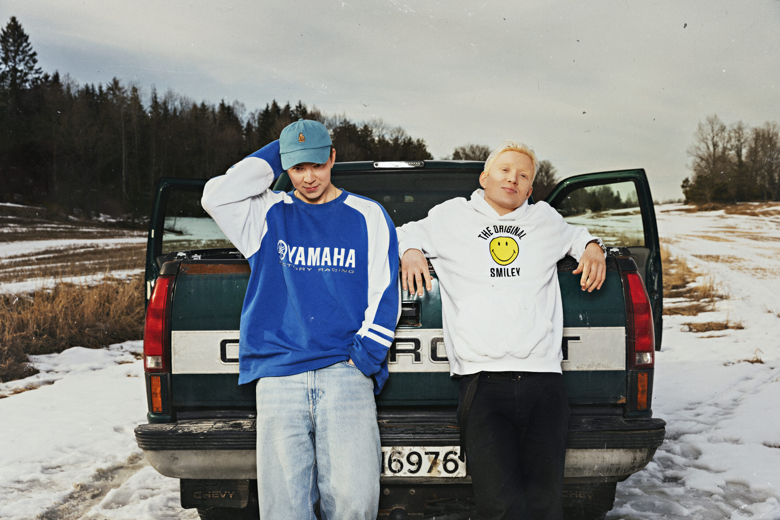 Han Helge og han Håkon poserer foran en bil