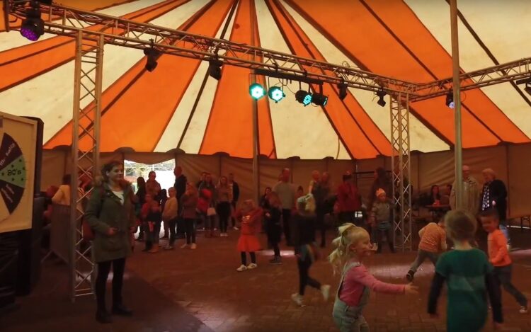 Almkerk verlicht en versiert tijdens 'Tentjesfeest 2022' - Altena TV