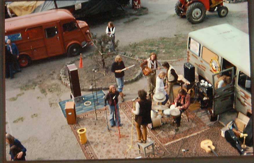 Karavane-festival i Christiania 1978, Vagnsfolket har dragit över från moder Jord med två vagnar och musik