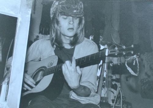 Percy spelar gitarr på Fösingsmåla