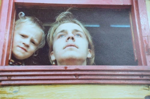 Oskar och Peter tittar ut genom fönstret i en vagn på Fösingsmåla