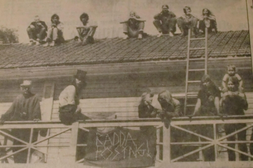 Folk på taket och balkongen vid vräkningen som inte blev av på Fösingsmåla