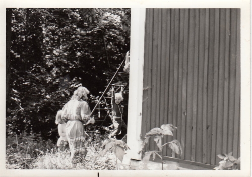 Birgitta och barn vid Lillahuset på Fösingsmåla