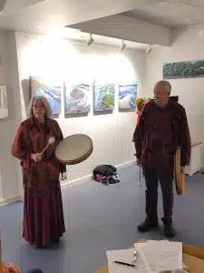 Mariane og Simon spiller shamaniske trommer som en del af AlterNaturligVis' nytaarskur, hvor alternativ levevis og behandling er i fokus.