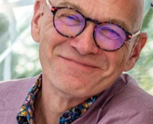 En sympatisk mand med et venligt smil, der udstråler varme og imødekommenhed.
