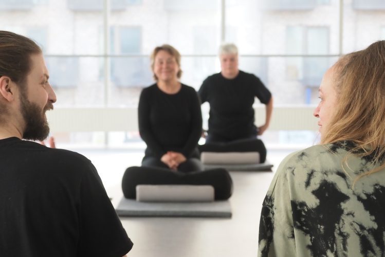 Firmayoga skaber ro og fokus. Meditation og balance i arbejdsdagen giver øget trivsel og fællesskab på kontoret.