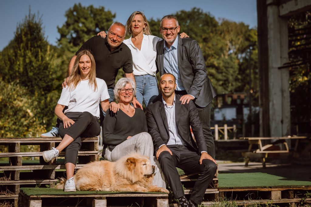 Groepsfoto met de top 5 van de lijst Ambitie voor Vilvoorde open vld cd&v met Tine Paredis, Katrien Vaes, Didier Cortois, Jo De Ro, Sammy Mahdi en Pamuk