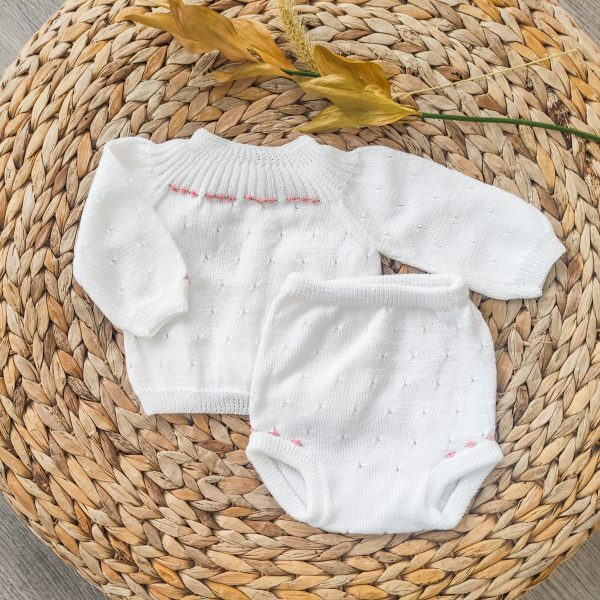 Conjunto recién nacido hecho a mano blanco flores bordadas