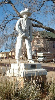Textruta: För att tillfredställa den del av läsekretsen som tycker att Prärienytt haft för lite om cowboys, publiceras här en skulptur som tandläkaren O. H. Simpson lät gjuta efter levande modell, den verkliga cowboysen Joe Sughrue, 1927.