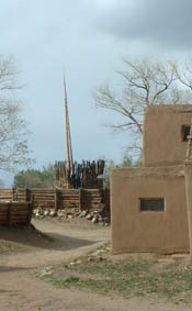 Textruta: Levande kiva i livaktig by – Taos, New Mexico.