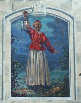 Textruta: Harriet Tubman lever än. Nyligen blev hon väggmålning i Philadelphia.