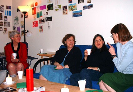 Textruta: Glöggfryntliga damer i redaktionens vardagsrum: Jane Eldredge, Linda Stone-Ferrier, Marni Kessler och Maud Morris.