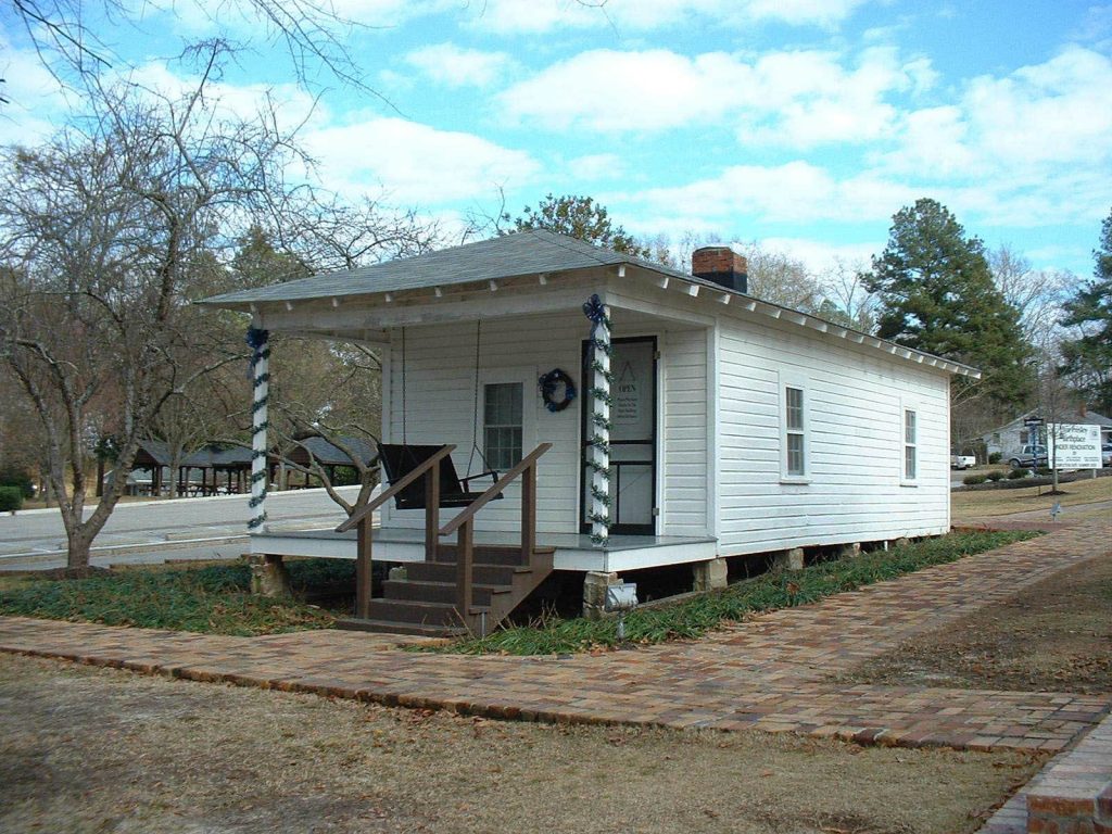 Textruta: Huset som Gud kom ihåg. Här föddes Elvis 1935!