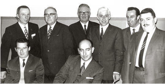 Ils n’avaient pas leur pareil pour organiser le Bal de l’Athénée : MM. Walter PADUART, président, Roger ANDRE, Arthur URBAIN, Ferdinand VANDESCUREN, Fernand DELMOTTE, Bernard MARBAIS, Arthur DUBOIS et Roger LEGRAND.