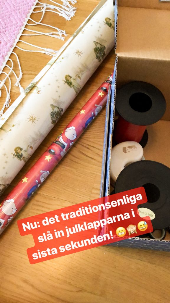 Slå in julklappar