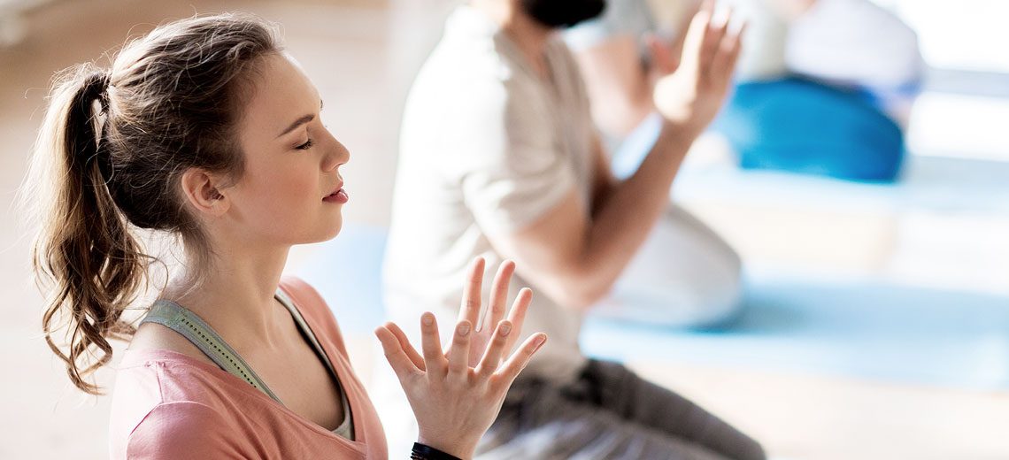 Yin yoga kännetecknas av passiva positioner med en lätt mjuk stretch, utförda i stillhet och medveten närvaro. Varje position hålls länge, ibland upp till 5 min. Detta ger dig tid att lugna ditt sinne. I yin yoga vill du komma åt kroppens bindväv, fascia istället för dina muskler. Du utför yin yogan med bolster, kuddar och block för att kunna slappna av så mycket som möjligt i den berörda delen du jobbar i. Om du är stressad, har svårt för att varva ner, är mycket stel eller spänd, har problem med cirkulation eller är emotionellt upprymd eller bara vill ha egen tid är yin yoga något för dig. I denna yogaform finns en inneboende uppmuntran att lyssna inåt och känna kroppens naturliga gränser. Yin yoga balanserar upp allt det aktiva och dynamiska i våra liv. Yin yoga är den lugnaste yogaformen av dem alla och har sitt ursprung från Kinesisk medicin. Klasserna är lugna och ger dig vila och avkoppling. Det hjälper dig också att släppa greppet och slappna av för att vara bekväm i att vara här och nu. En klass ALLA behöver och en klass ALLA kan delta i.