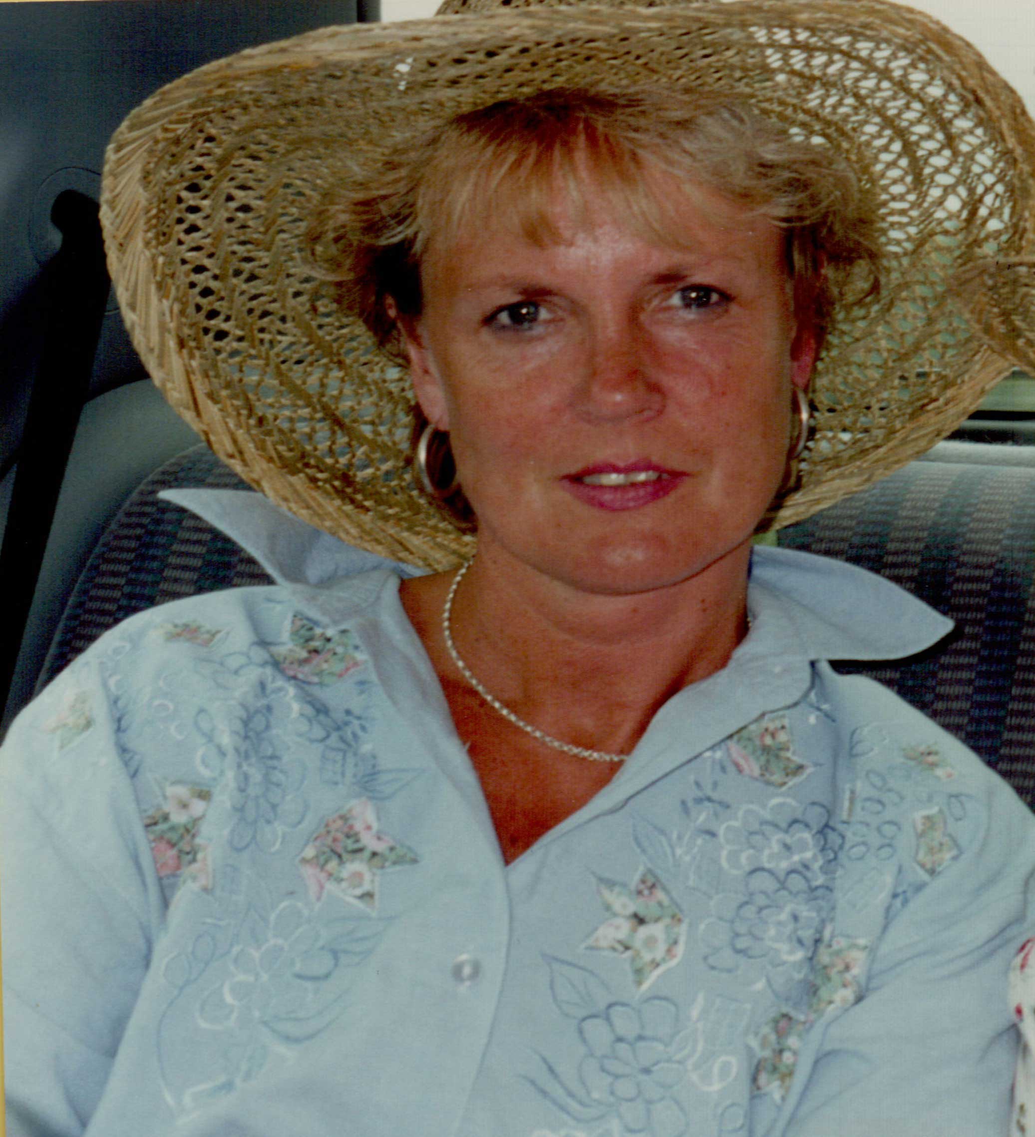 Suzanne-Hickerton-sun-hat Suzanne Hickerton