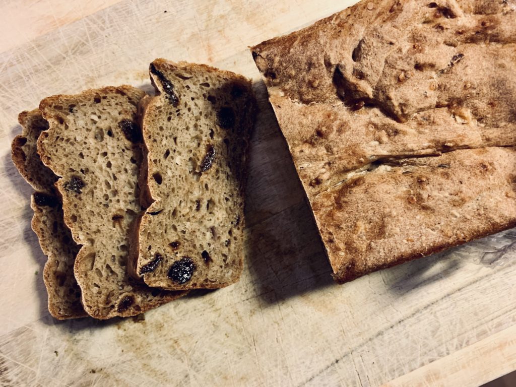 Hampebrød med æble og tørret frugt