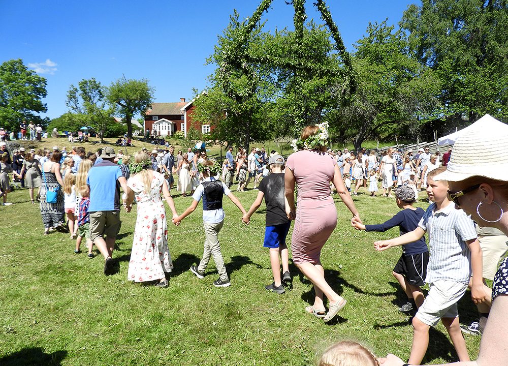 Rekordmånga firade midsommar på både Åsens By och i Hullaryd +  Skapelsegudstjänst med efterföljande midsommardans i Lommaryd – AnebyNytt