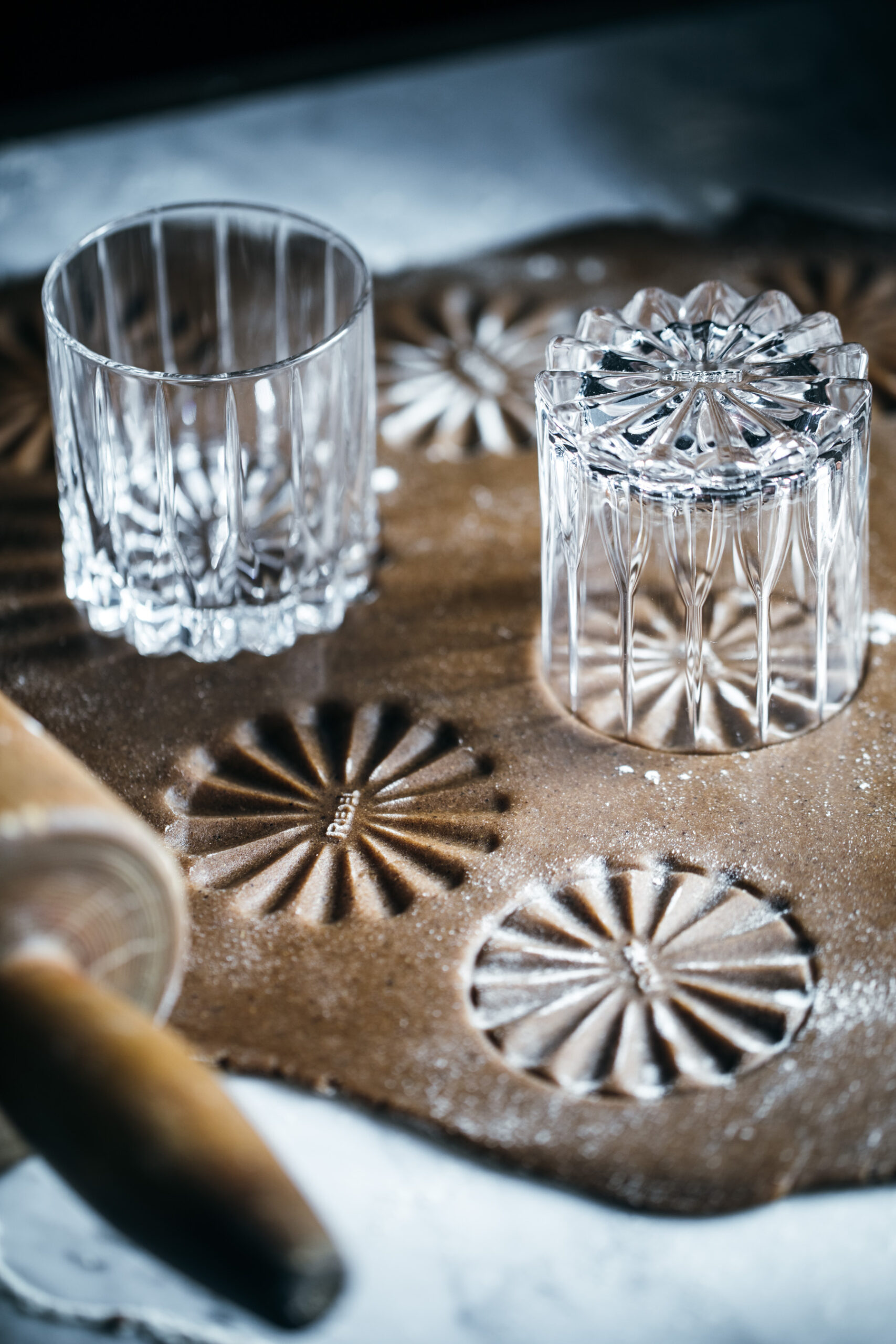 Crispy gingerbread with patterns from glasses