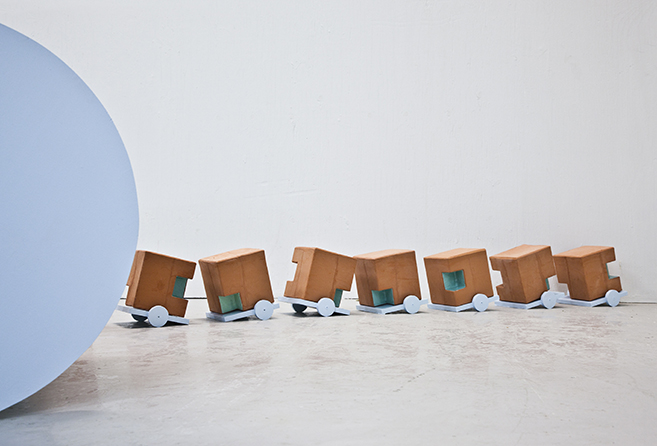 Ceramic installations inspired by childhood soapbox cars, exploring time, memory, and space at Gallery 21 in Malmö. 1